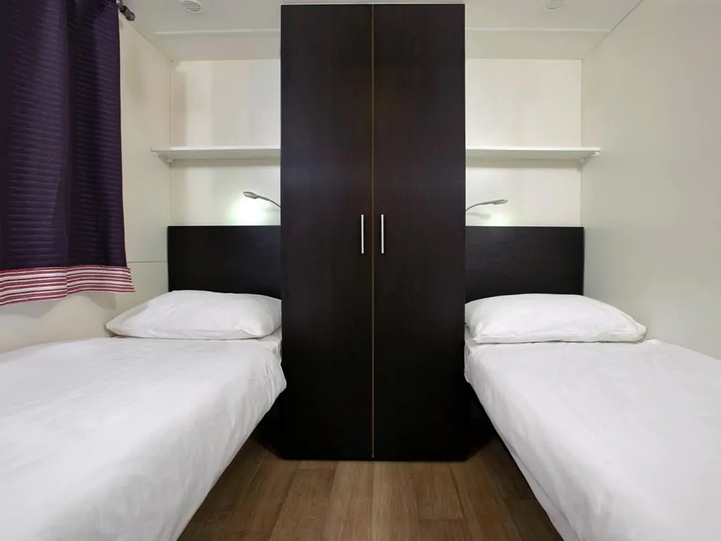 amadria-park-sibenik-solaris-mobile-home-interior-bedroom-single-beds