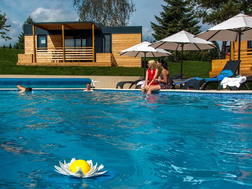 camping-turist-grabovac-mobile-homes-outside-pool-2