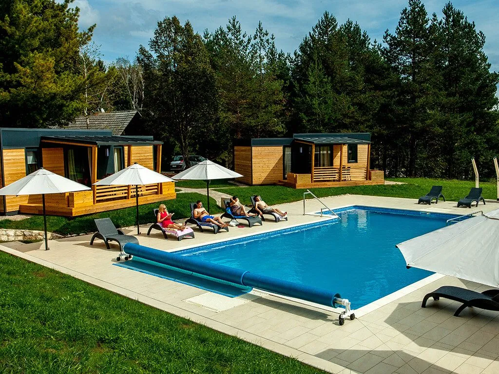camping-turist-grabovac-mobile-homes-outside-pool-ii
