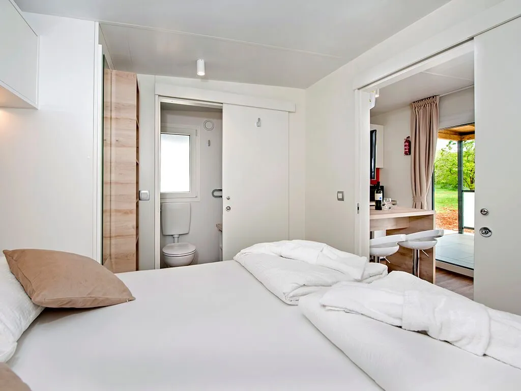 solaris-naturist-camping-resort-studio-comfort-mobile-home-interior-6