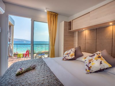 camping-jezevac-lungomare-premium-village-mobile-homes-bedroom-and-sea-view-i-5