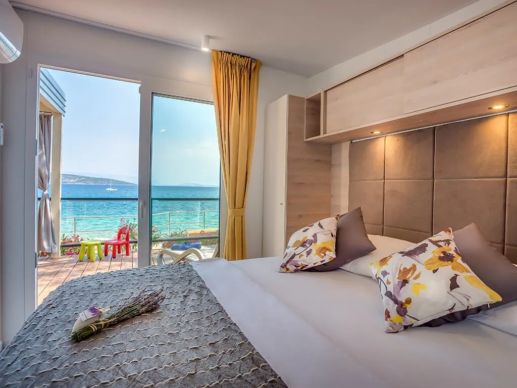 camping-jezevac-lungomare-premium-village-mobile-homes-bedroom-and-sea-view-i-6