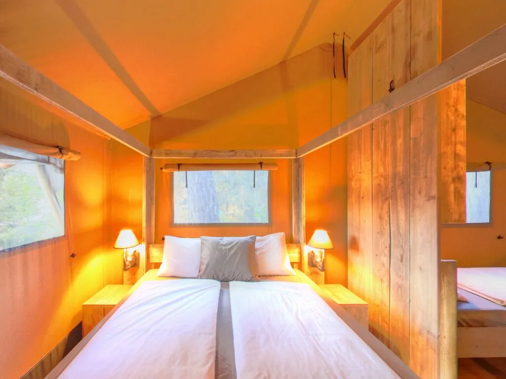camping-slamni-fishermans-glamping-village-interior-of-bedroom-ii