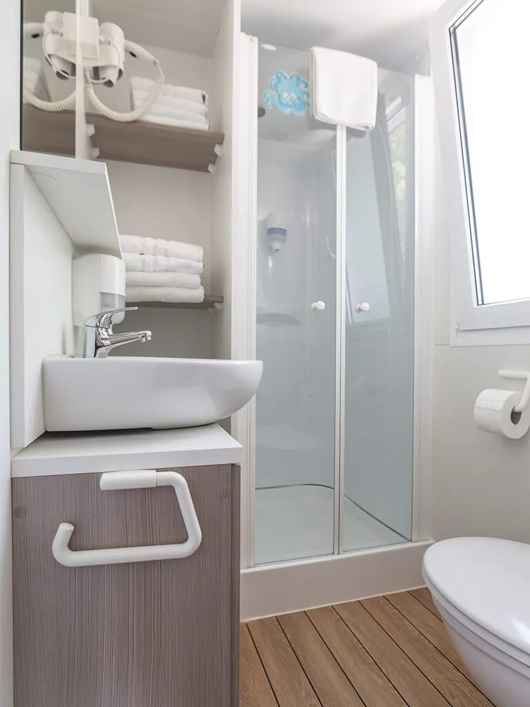 camping-slamni-mobile-home-bathroom
