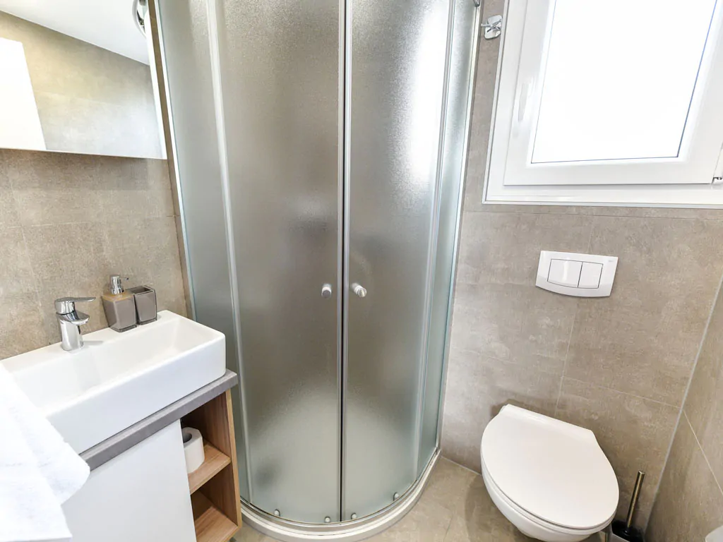 campsite-ugljan-mobile-home-premium-3-xl-bedroom-interior-bathroom