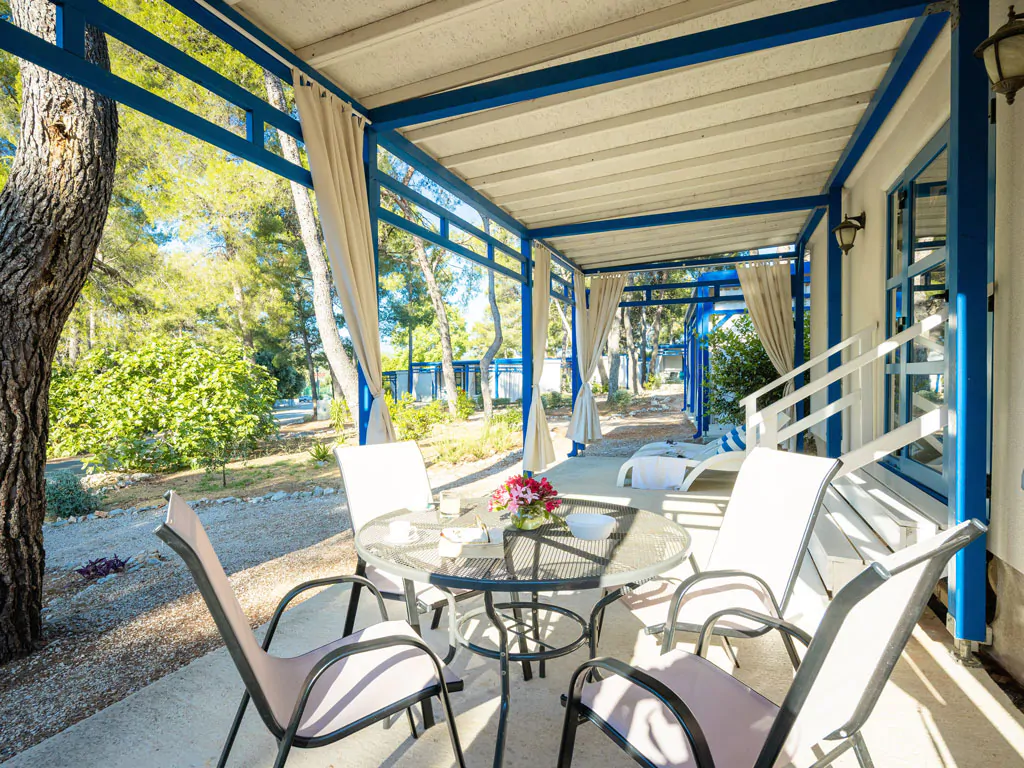 aminess-planet-camping-port9-resort-marko-polo-holiday-home-exterior-table