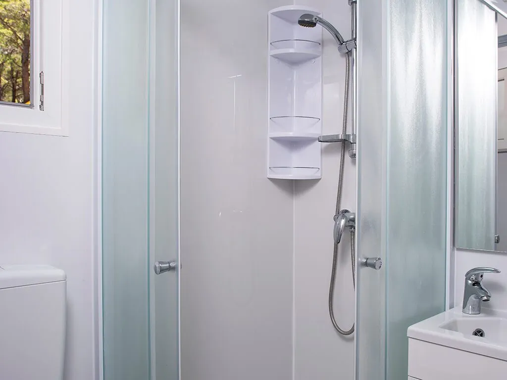 camping-basko-polje-anya-mobile-home-bathroom-i