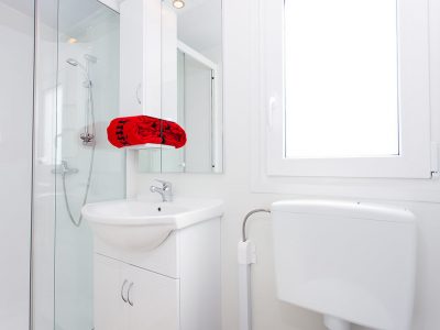 camping-kastanija-novigrad-lavanda-and-olive-mobile-homes-bathroom-interior-i