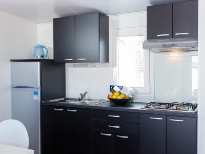 camping-kastanija-novigrad-olive-mobile-homes-kitchen-interior