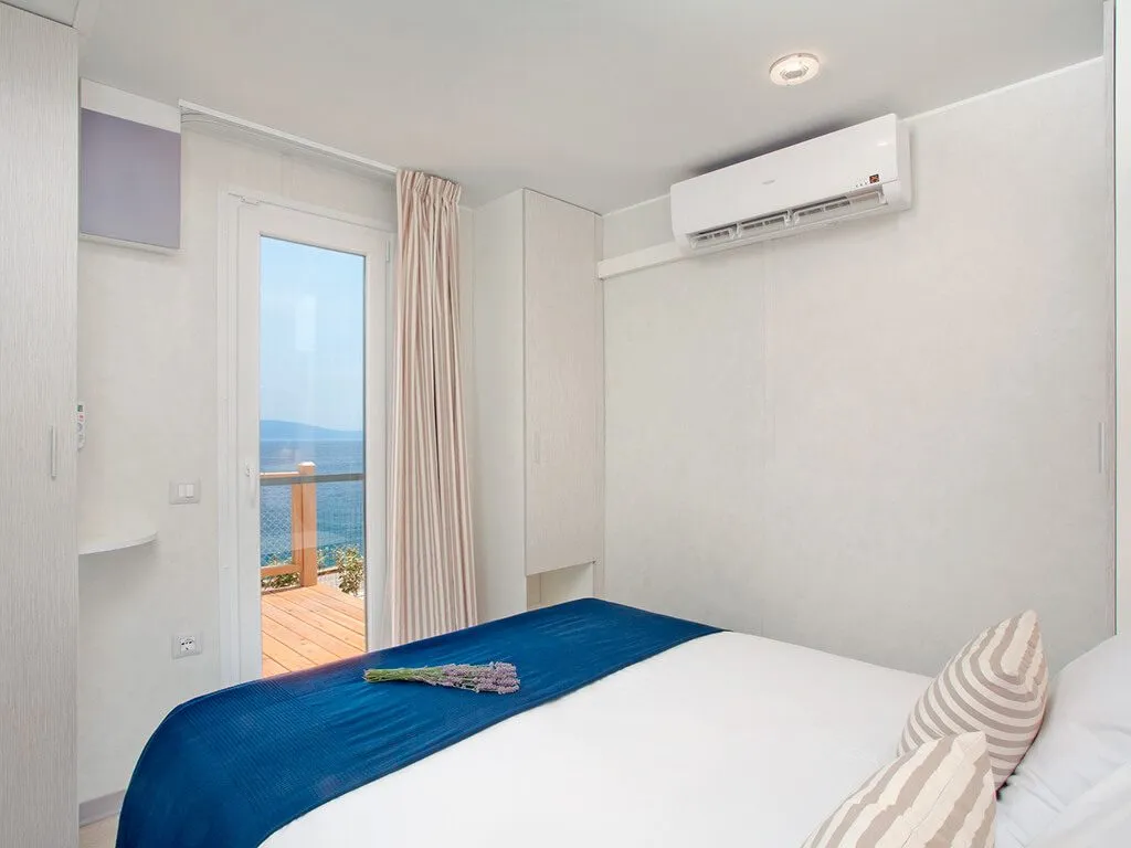 camping-marina-premium-seaview-mobile-home-bedroom-2