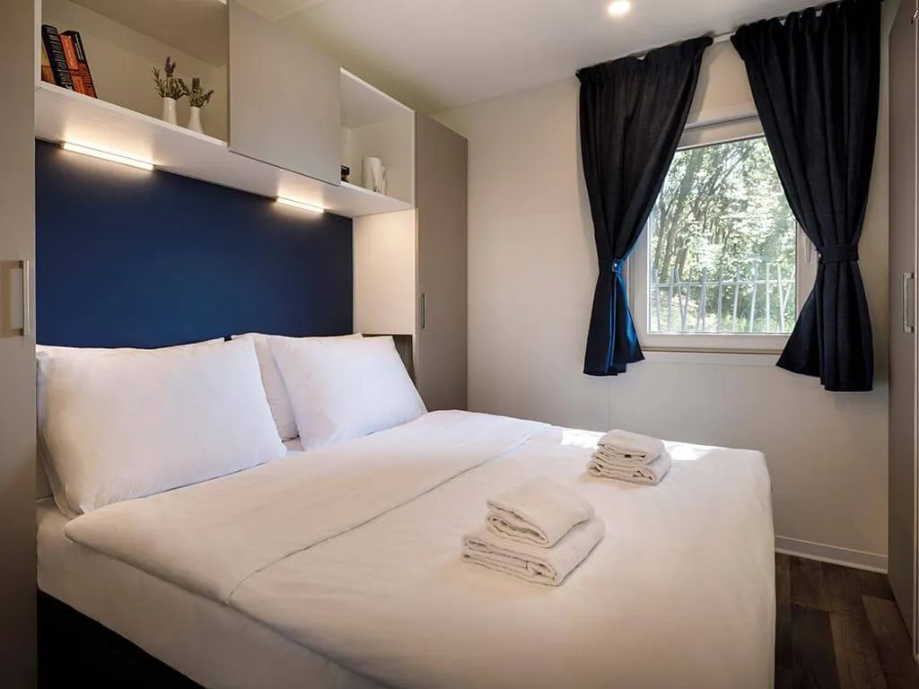 camping-porto-sole-mobile-home-superior-bedroom-2