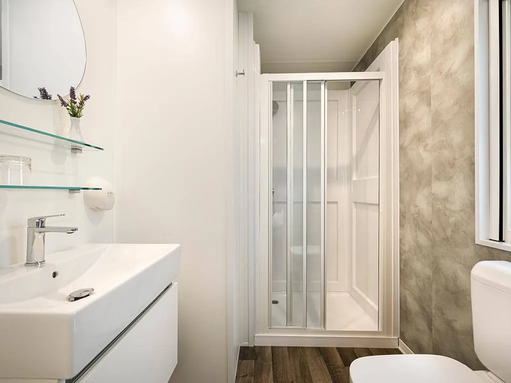 camping-porto-sole-mobile-home-superior-family-bathroom-2