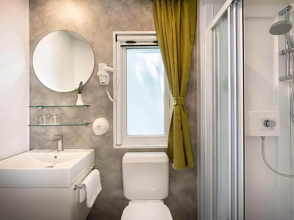 camping-porto-sole-mobile-home-superior-family-bathroom