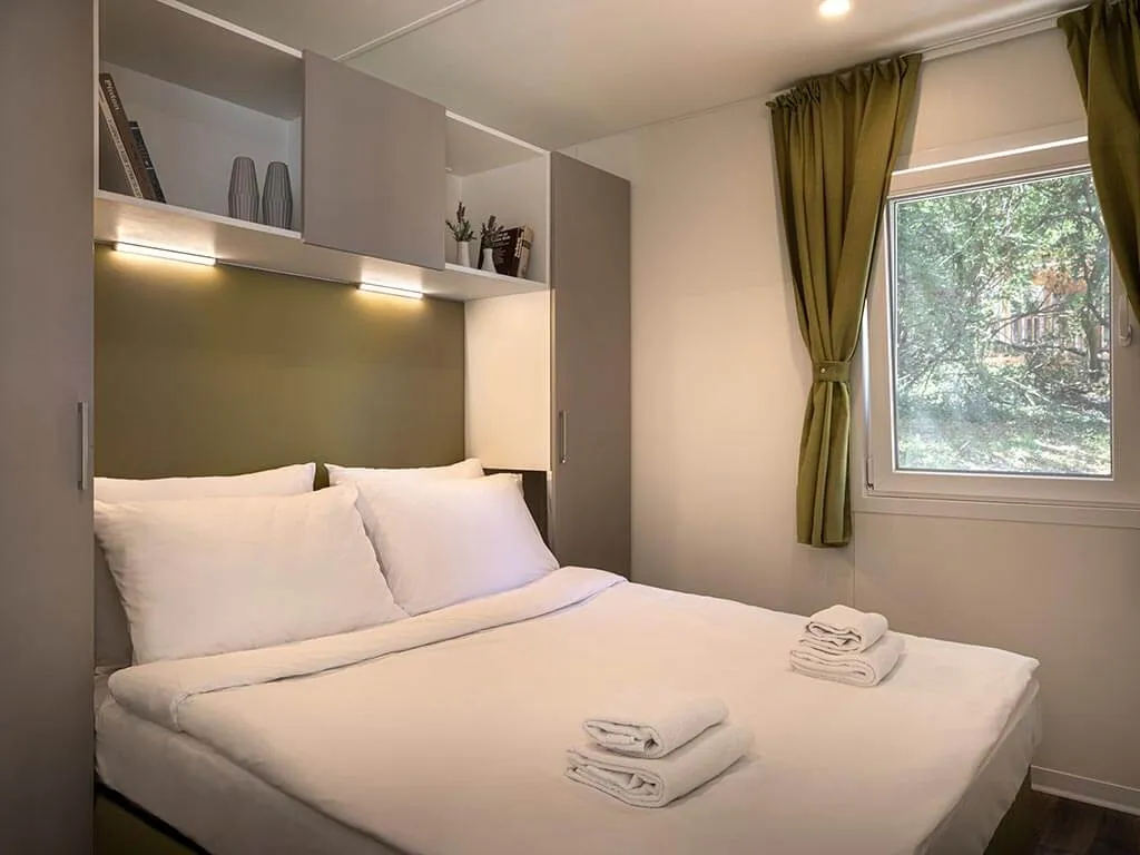 camping-porto-sole-mobile-home-superior-family-bedroom-2