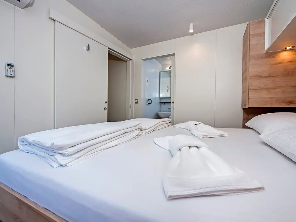 camping-puntica-mediteran-premium-mobile-home-bedroom