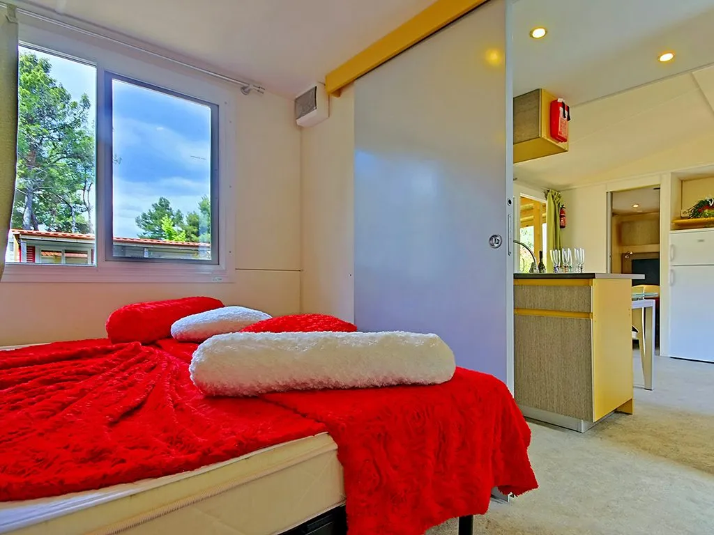 camping-resort-lanterna-oliva-mobile-homes-bedroom-and-interior-of-mobile-home
