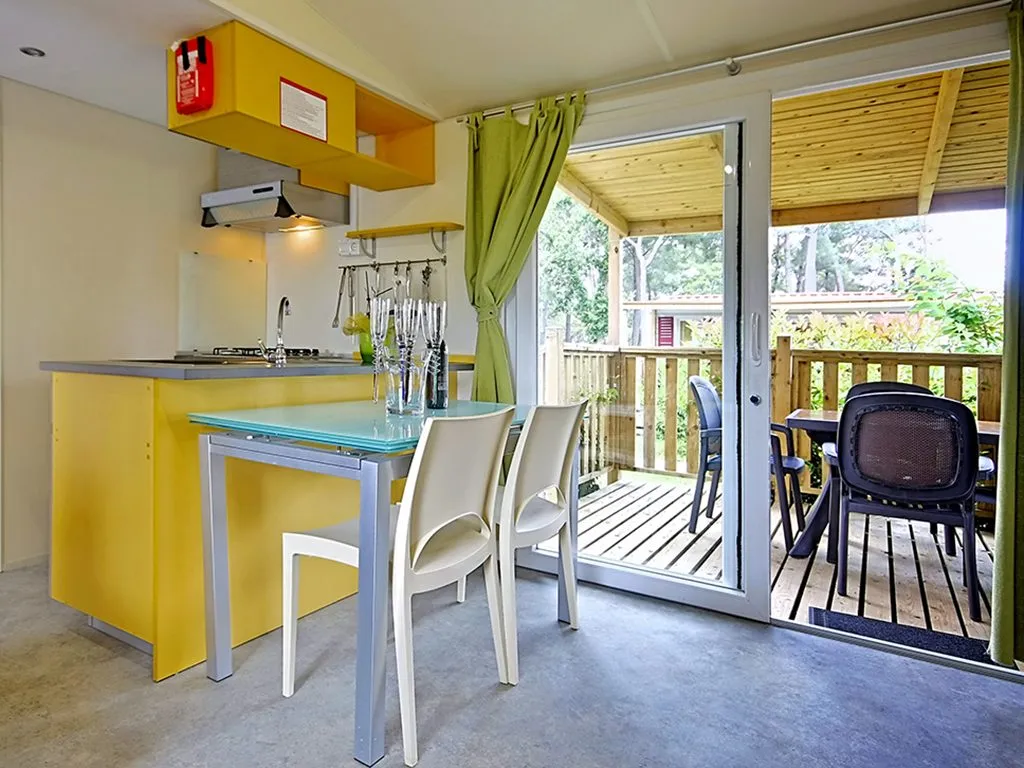 camping-resort-lanterna-oliva-mobile-homes-interior-and-terrace-view