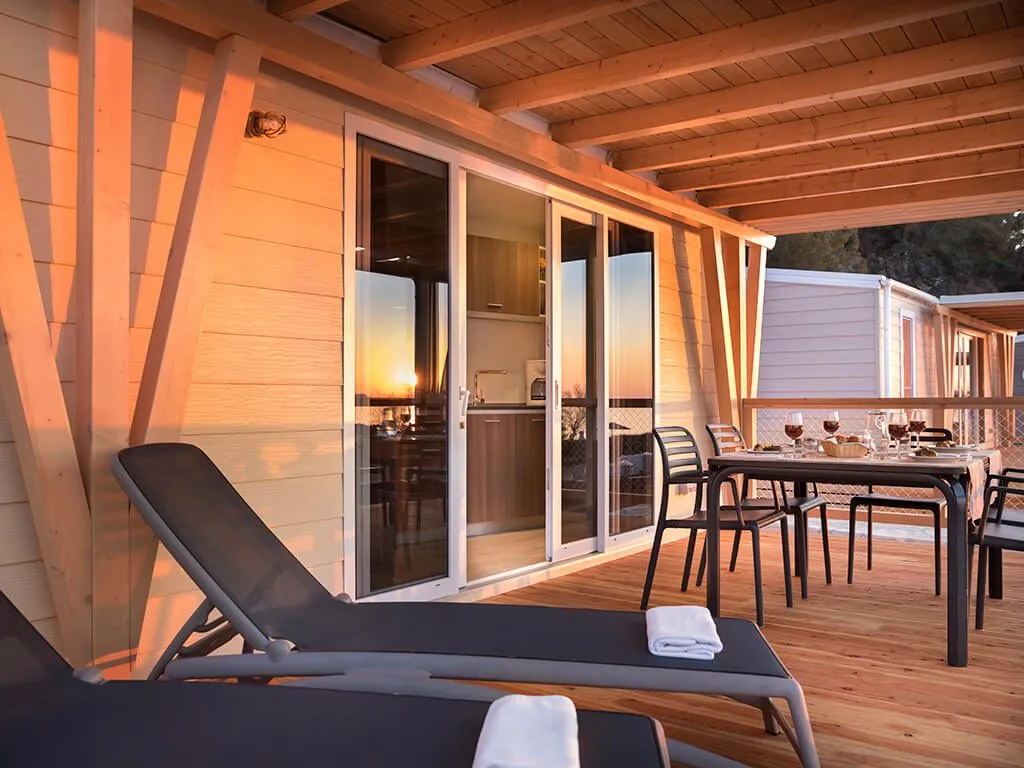 lanterna-premium-campin-happy-dog-mobile-home-terrace