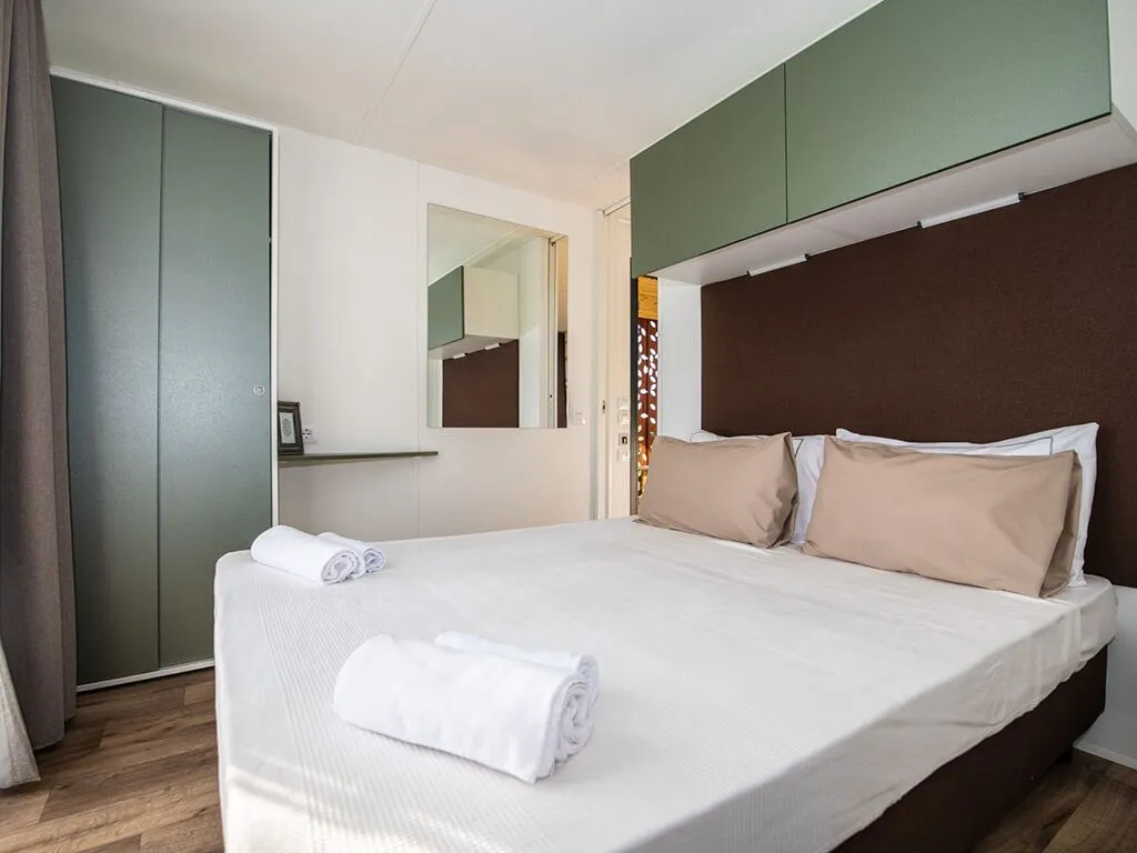 arena-campsite-kazela-camping-home-green-interior-v
