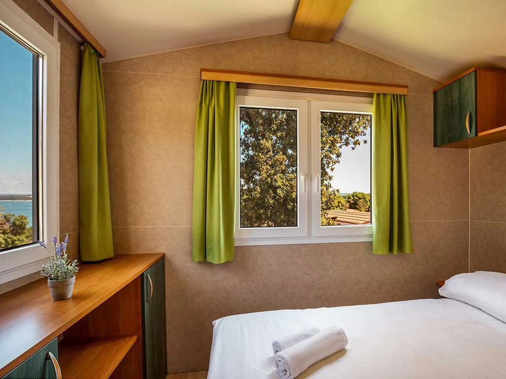 brioni-sunny-camping_brioni-comfort-mobile-home-bedroom