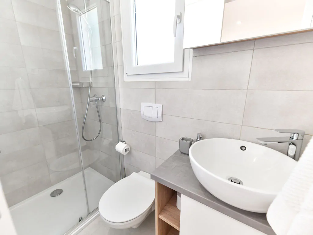 campsite-ugljan-mobile-home-studio-premium-interior-bathroom