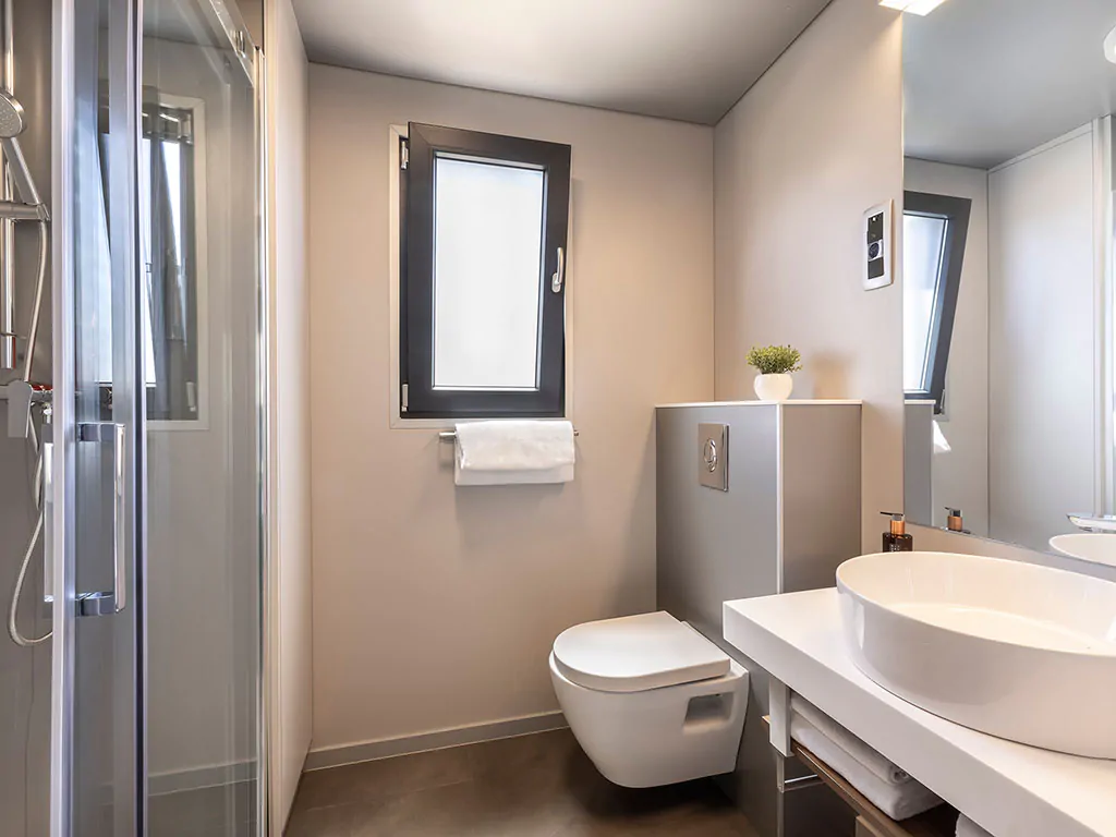 istra-premium-camping-resort-mobile-home-sunset-premium-villa-jacuzzi-bathroom