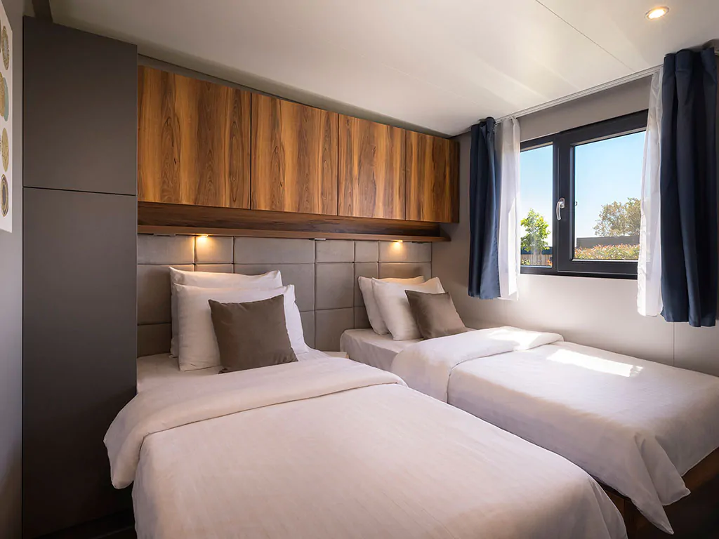 istra-premium-camping-resort-mobile-home-sunset-premium-villa-jacuzzi-bedroom