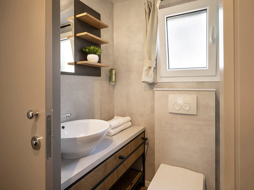 lanterna_premium_camping_resort_punto_blu_premium_village_bathroom_interior