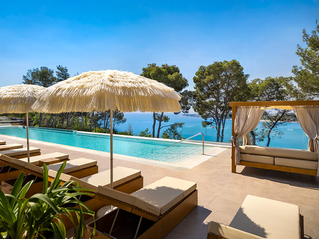 lanterna_premium_camping_resort_punto_blu_premium_village_seaview_pool_in_the_village_sunbeds