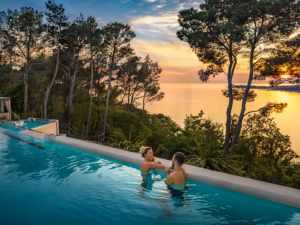 lanterna_premium_camping_resort_punto_blu_premium_village_seaview_sunset_pool_couple