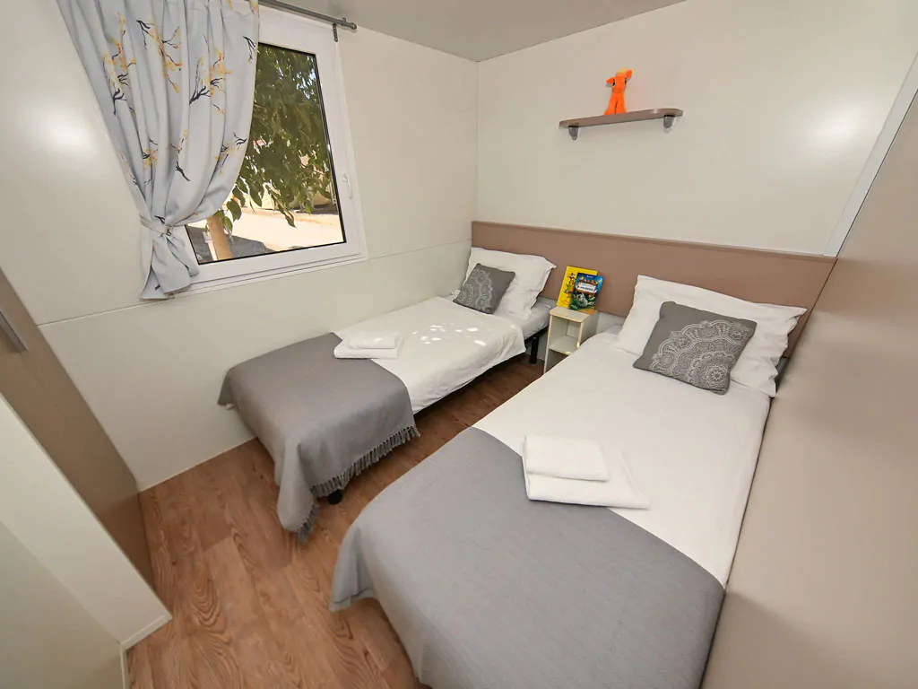 campsite-park-soline-mobile-home-comfort-plus-interior-bedroom-single-beds-i