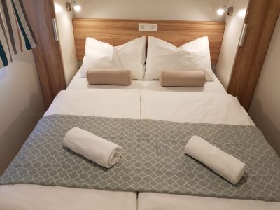 mobile-home-comfort-interior-double-bed-2