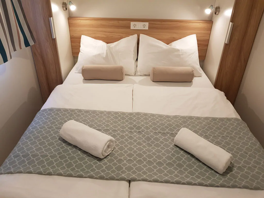 mobile-home-comfort-interior-double-bed-2