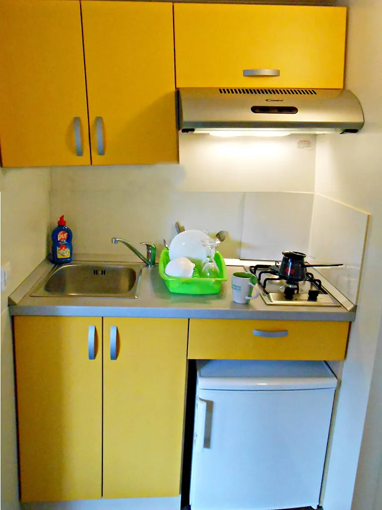 camping-kozarica-mobile-home-couple-kitchen-2