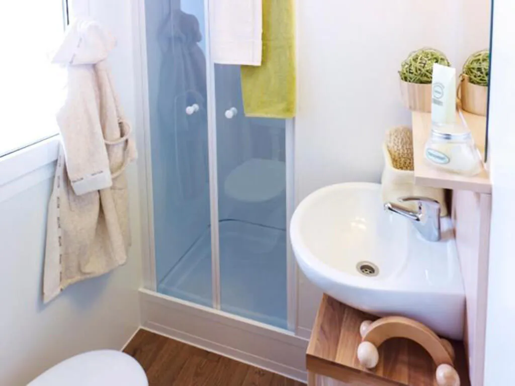 camping-kozarica-mobile-home-lux-bathroom-2