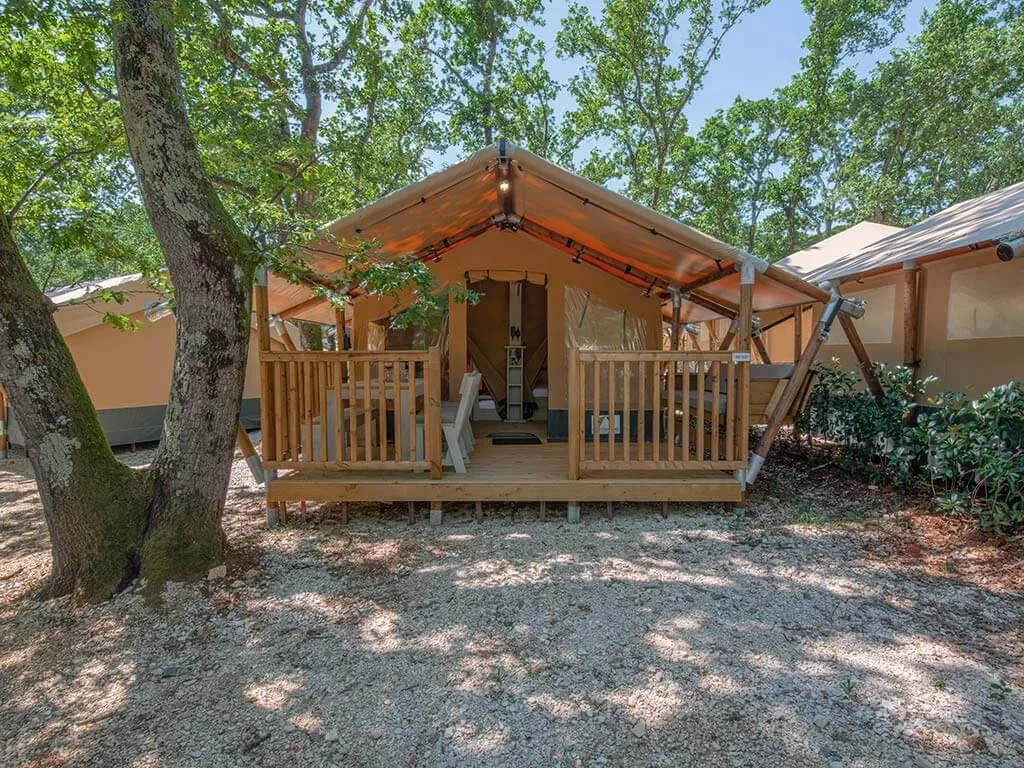equipped-tent-glamping-exterior