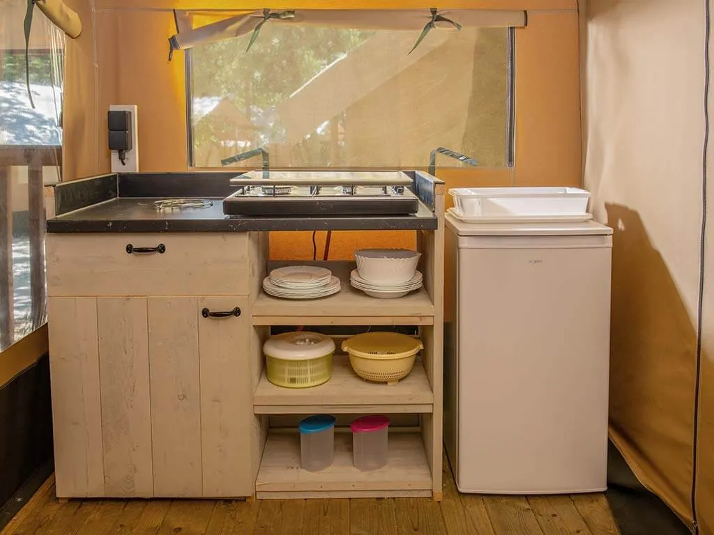 equipped-tent-glamping-kitchen