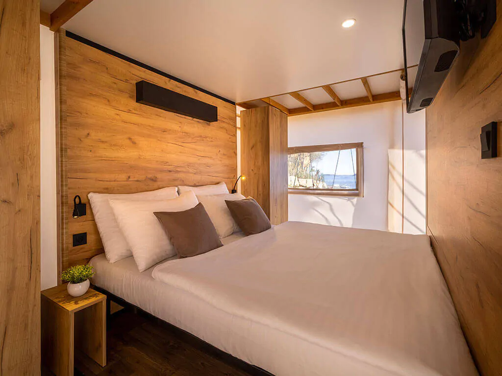 istra-premium-camping-resort-glamping-sunset-loggia-bedroom-2