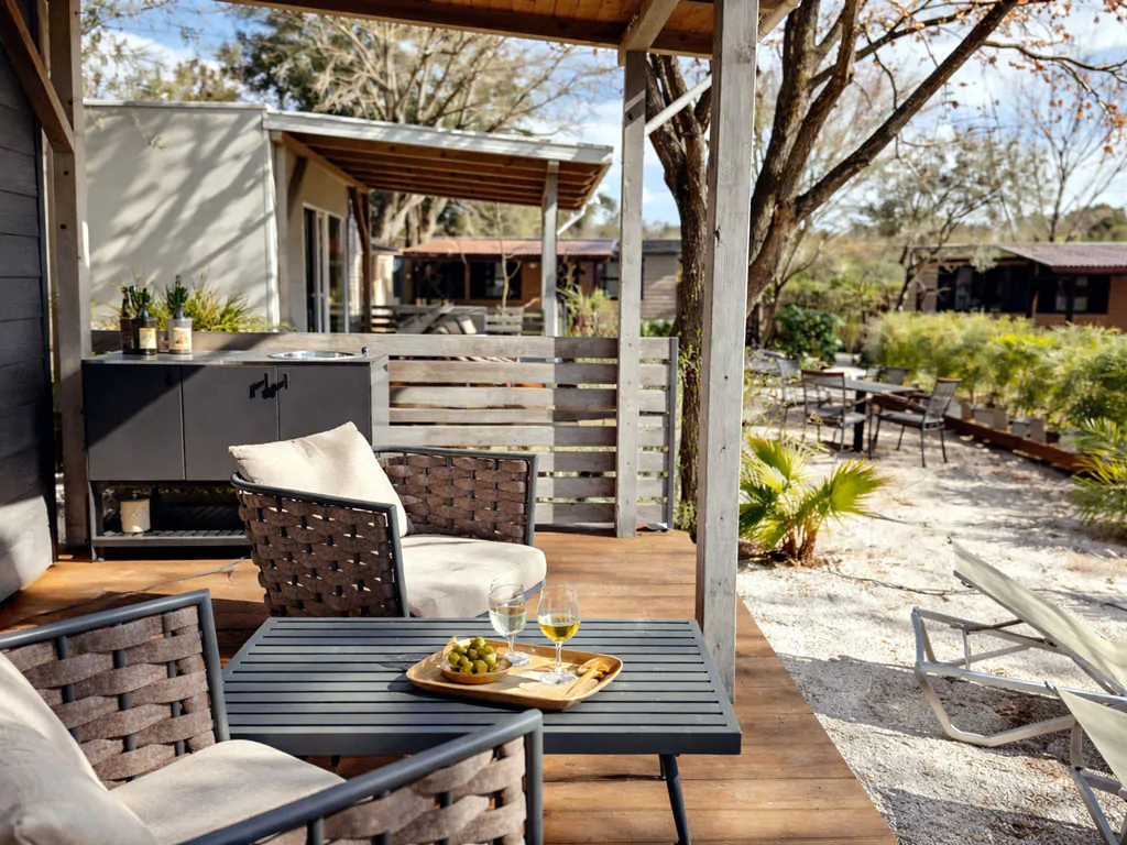 camping-ulika-rovinj-one-studio-exterior-terrace-kitchen-view