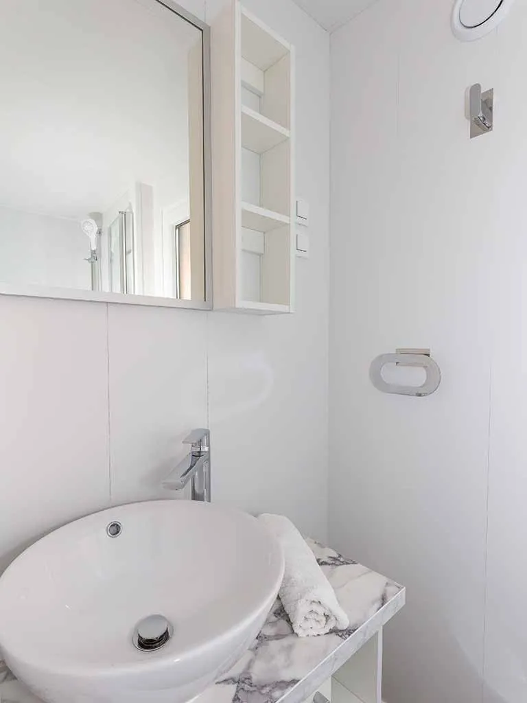 camping-vransko-lake-mobile-home-lake-house-bathroom