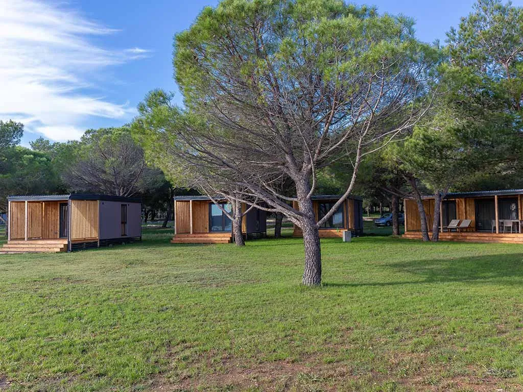 camping-vransko-lake-mobile-home-lake-house-exterior