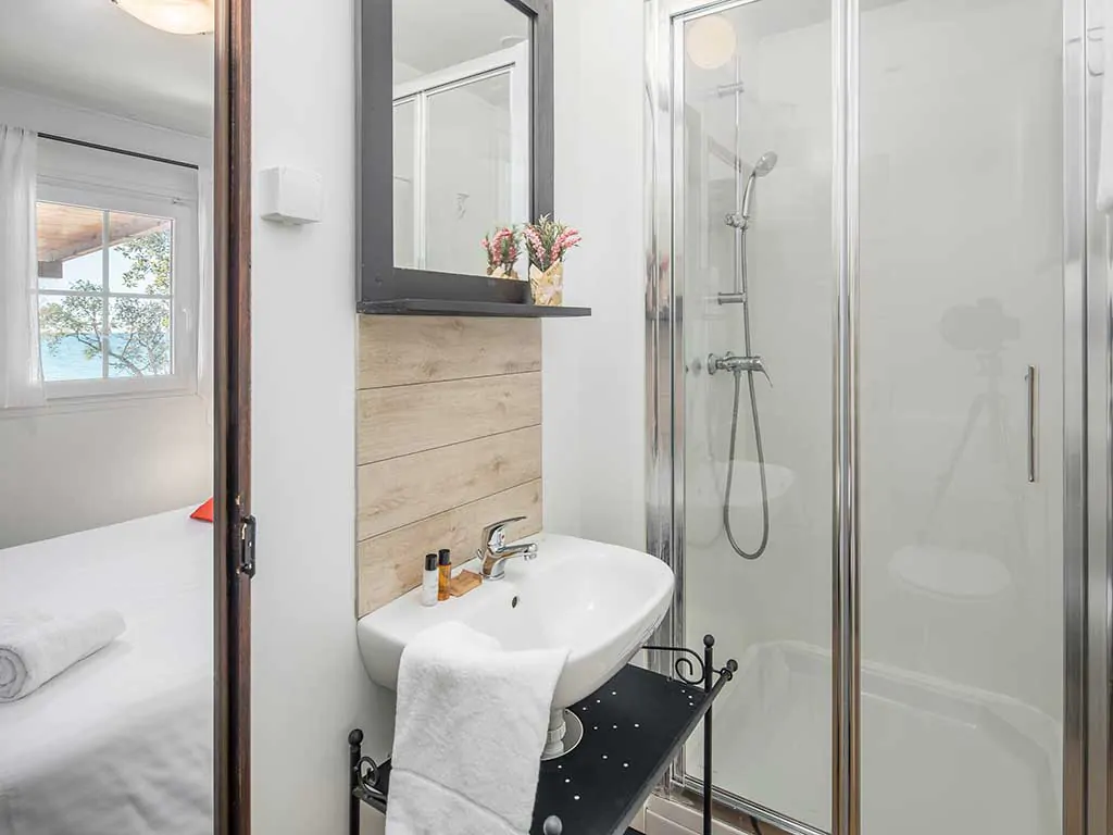 campsite-mon-perin-deluxe-mobile-home-bathroom-2