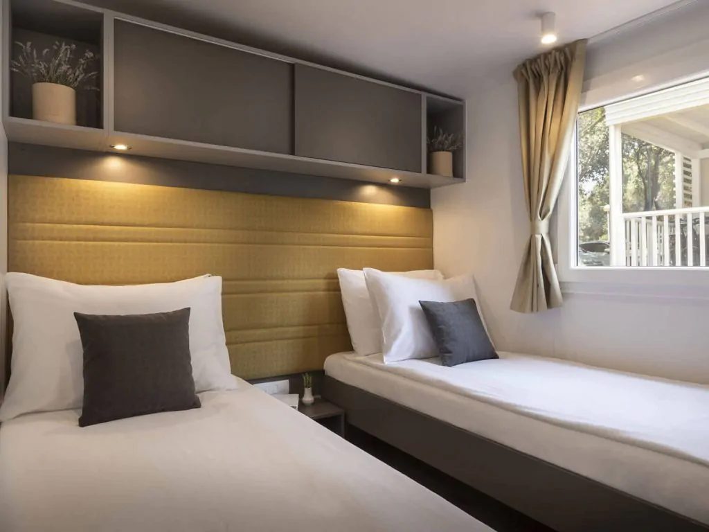 campsite-amarin-superior-relax-mobile-homes-bedroom-i