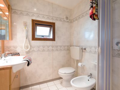 camping-mare-pineta-mobile-home-baia-lux-bathroom-2