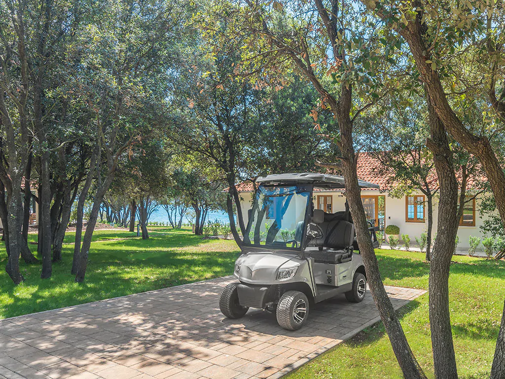 camping-mon-perin-beach-side-villa-porto-bus-exterior-sea-view-2