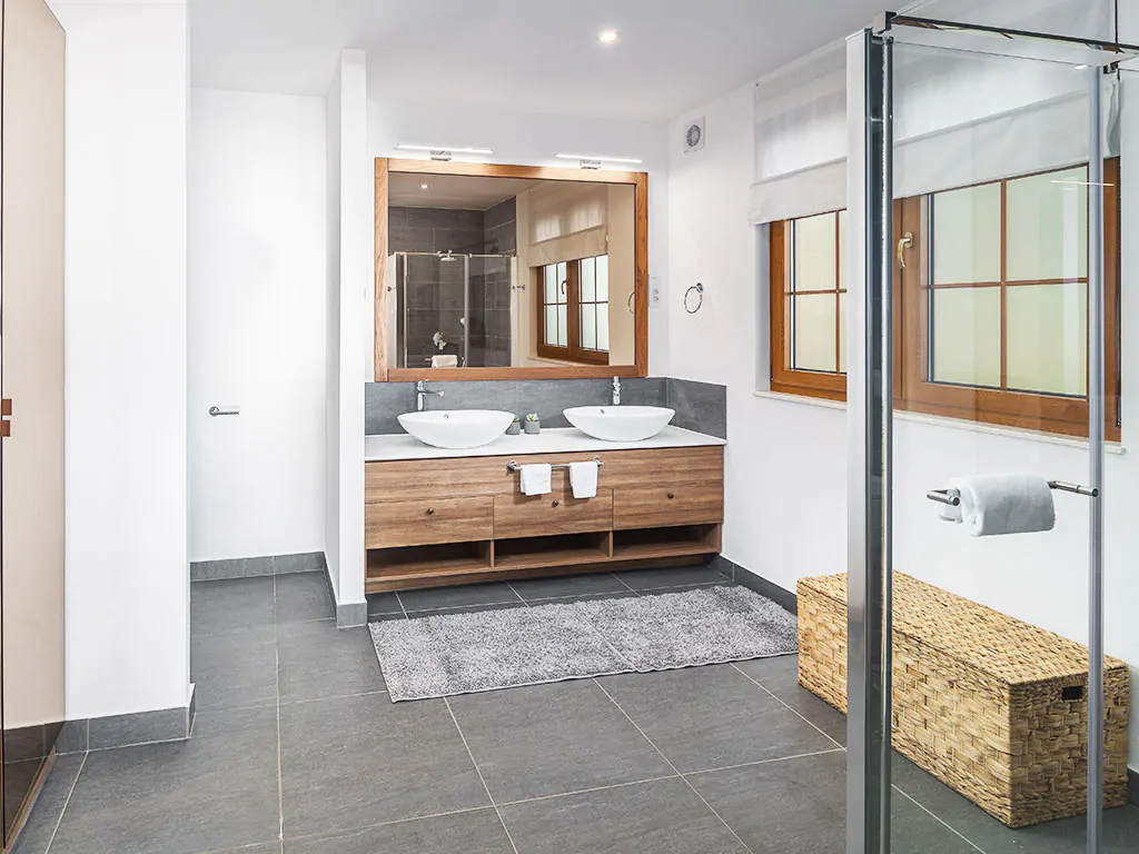 camping-mon-perin-beach-side-villa-porto-bus-interior-bathroom-ii-2