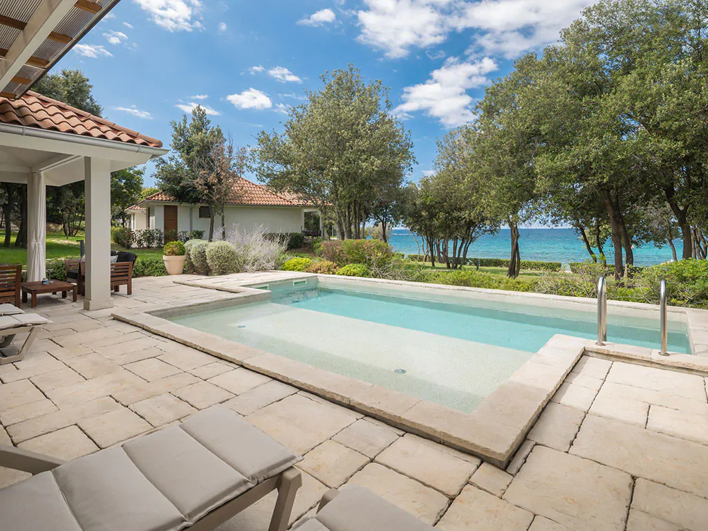 camping-resort-mon-perin-beach-front-exterior-pool-view