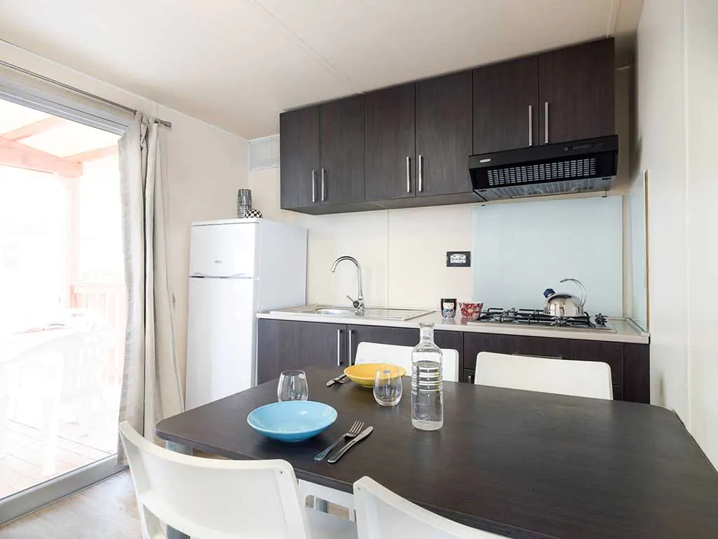 camping-roma-capitol-mobile-homes-baia-relax-kitchen