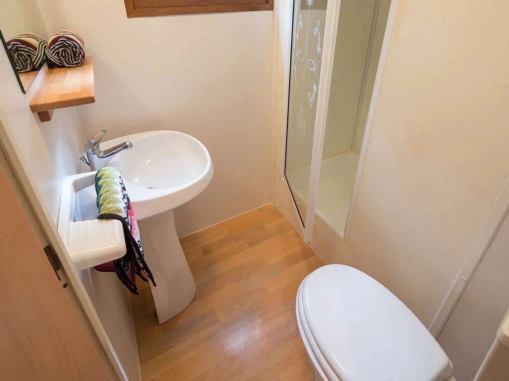 camping-village-baia-blu-la-tortuga-mobile-home-baia-comfort-bathroom