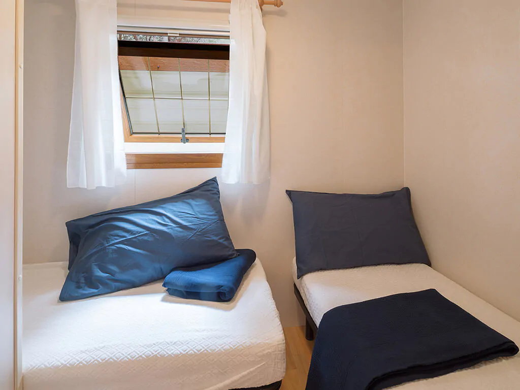 camping-village-baia-blu-la-tortuga-mobile-home-baia-comfort-bedroom-2